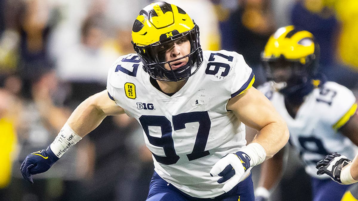 Incredible hurdle by Michigan RB Hassan Haskins