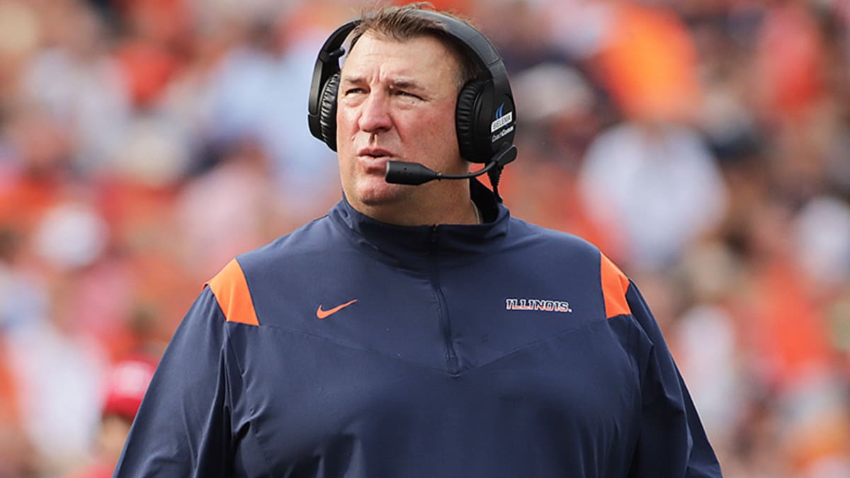Illinois football coach Bret Bielema travels to coach at Michigan a day  after mom's death