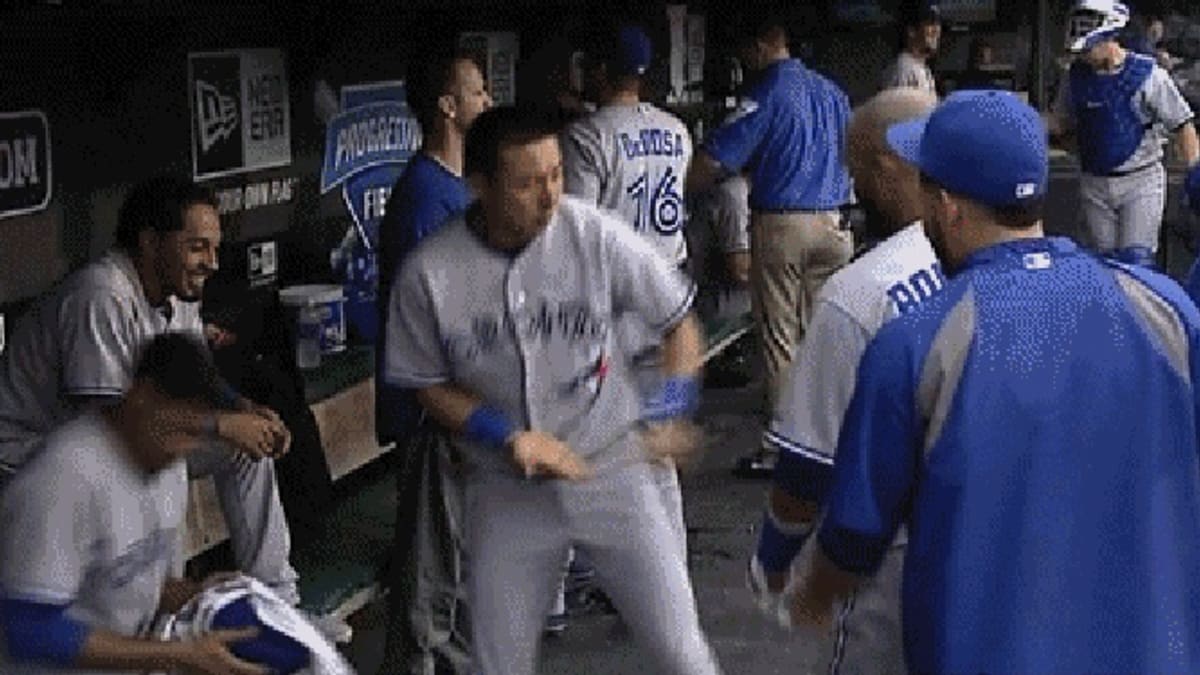 Munenori Kawasaki dances, stretches (possibly twerks) his way through MLB  Network interview