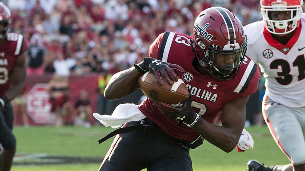 Shi Smith (13) of the South Carolina Gamecocks avoids the tackle