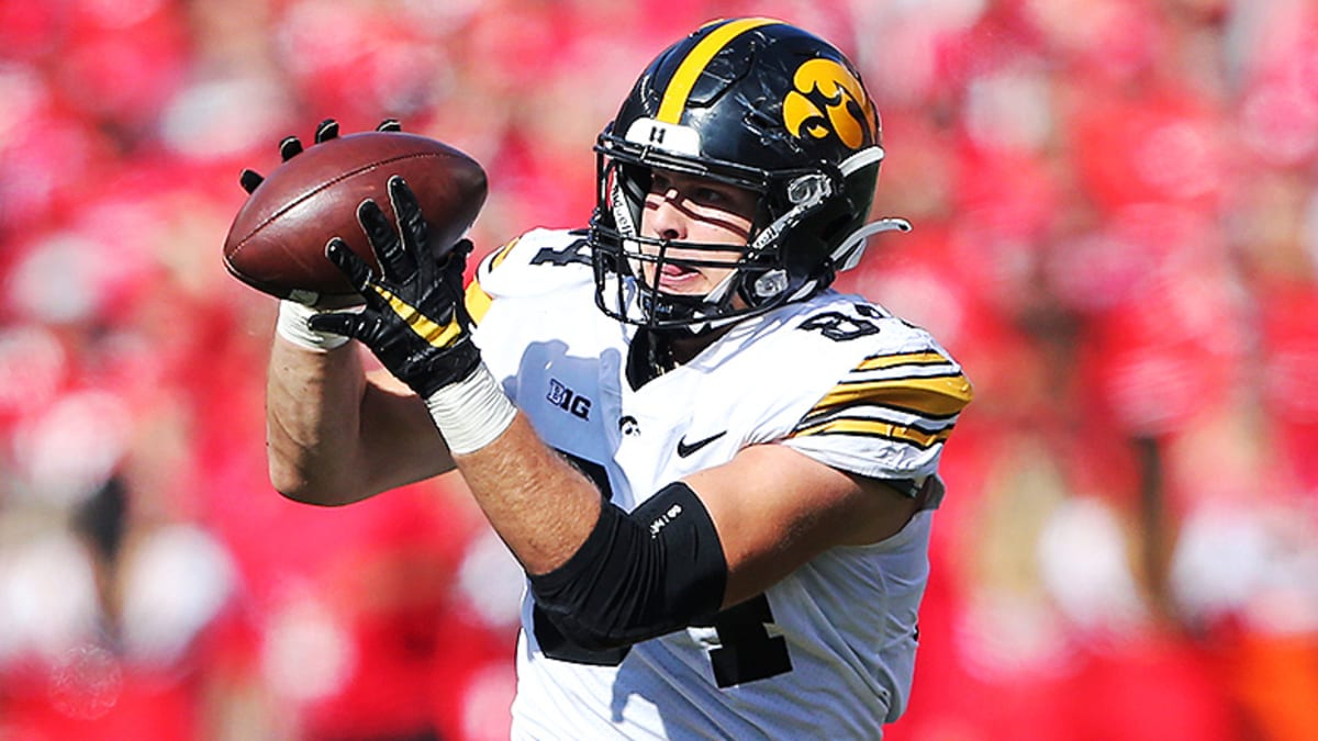 Kentucky vs Iowa: Music City Bowl odds, expert picks and