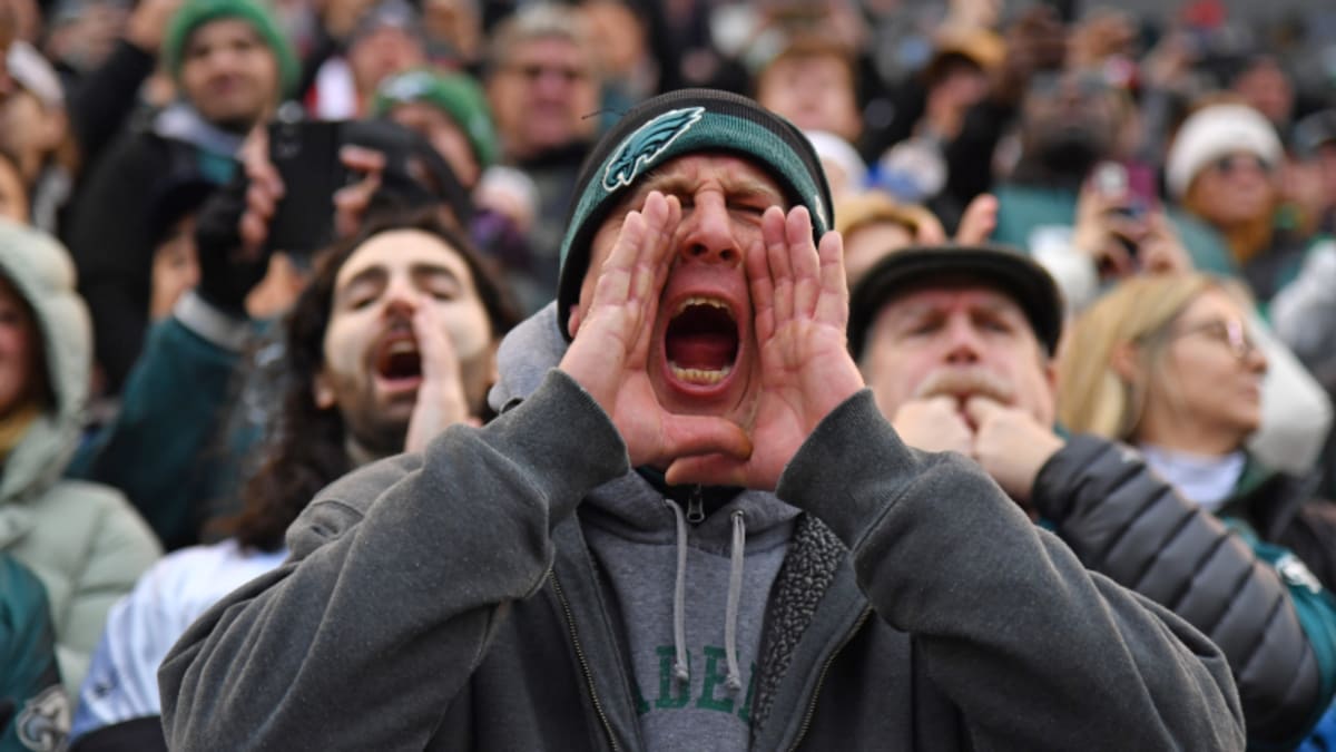 Eagles fans seen fighting in stands in return to Lincoln Financial