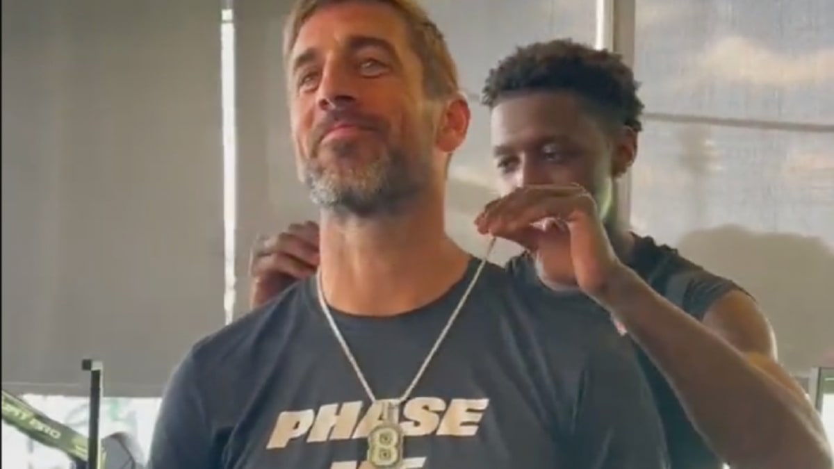 Sauce Gardner gifts Aaron Rodgers with glitzy green pendant