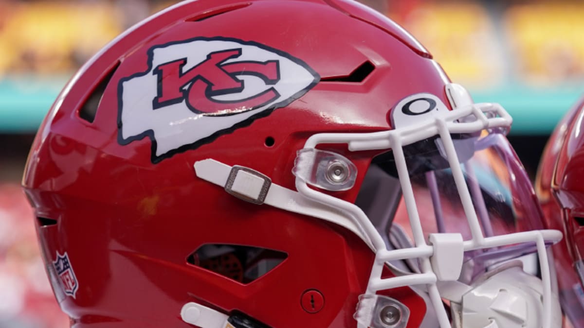 Helmet Stalker on X: Chiefs LB Willie Gay is using a Riddell