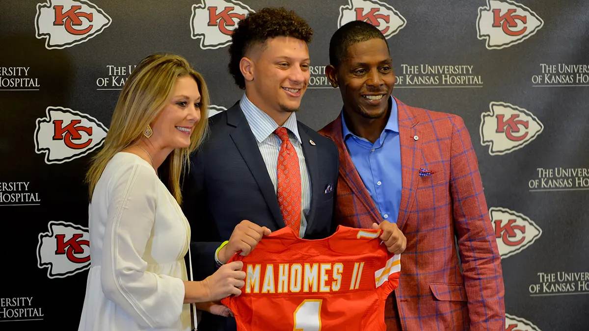 Patrick Mahomes' Mom Asks for Prayers Amid Family Crisis: Kansas City Chiefs  Tracker - Athlon Sports