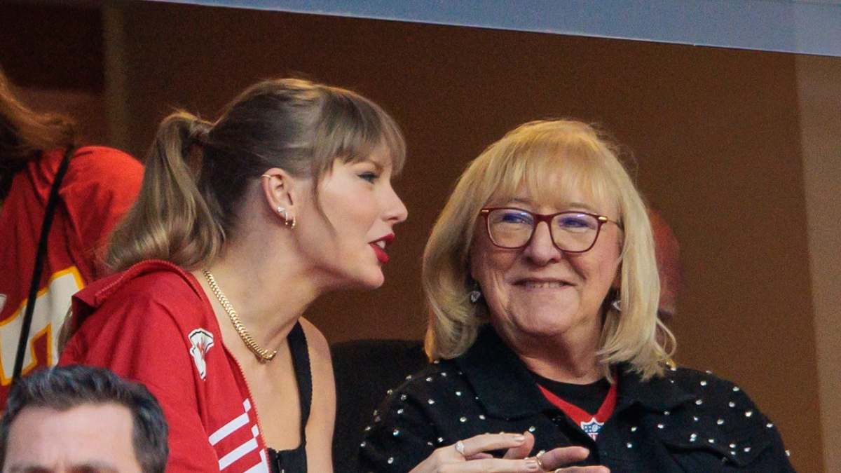 Taylor Swift's Move With Travis Kelce's Mom 'Touched' Chiefs Star - Athlon  Sports