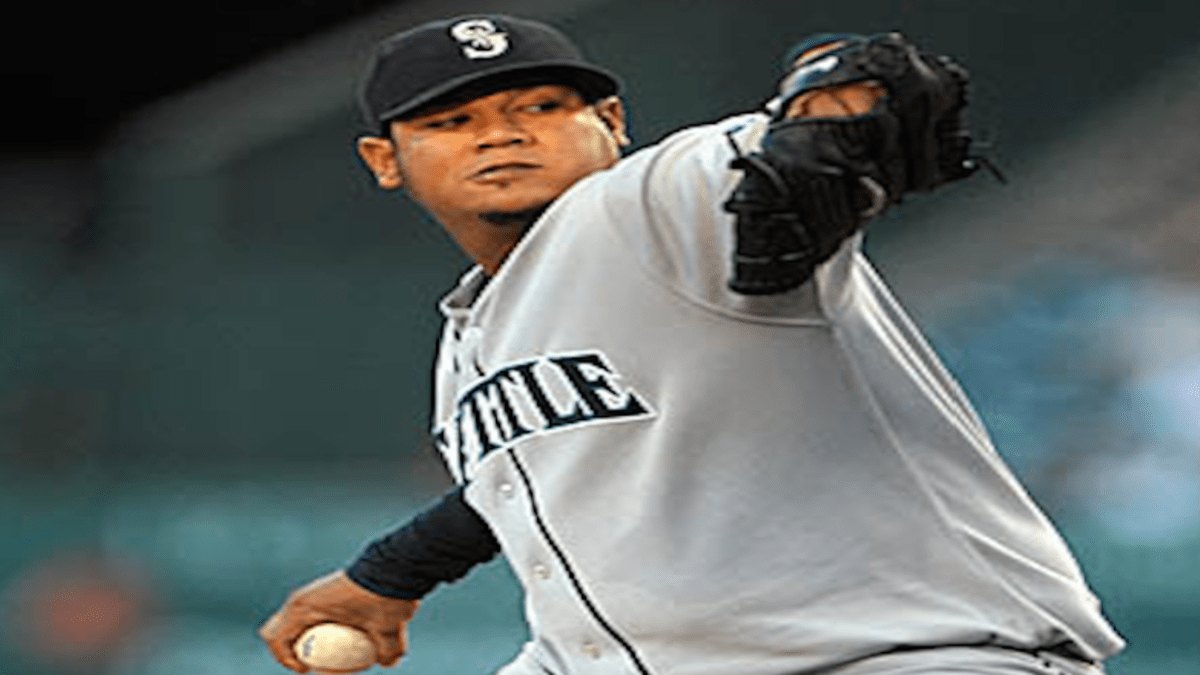 Felix Hernandez celebrated Father's Day by catching a first pitch from his  son