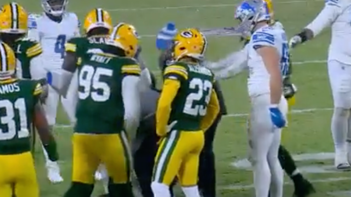 ESPN on X: Packers LB Quay Walker was disqualified for pushing a