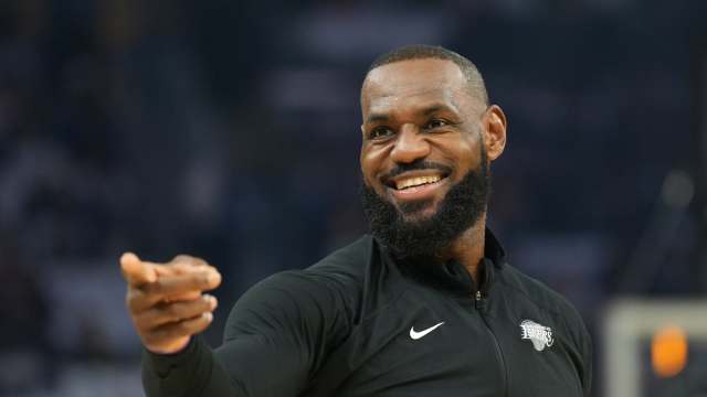 LeBron James' Big Dunk on Tuesday Leaves Fans in Disbelief - Athlon Sports