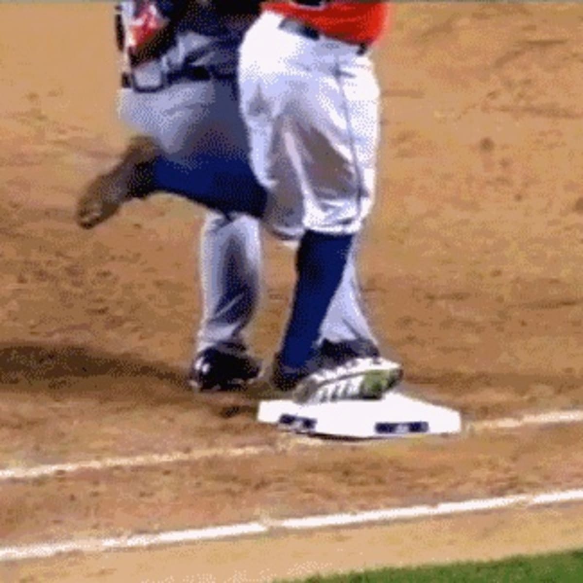 GRAPHIC VIDEO: Braves pitcher Tim Hudson suffers gruesome leg