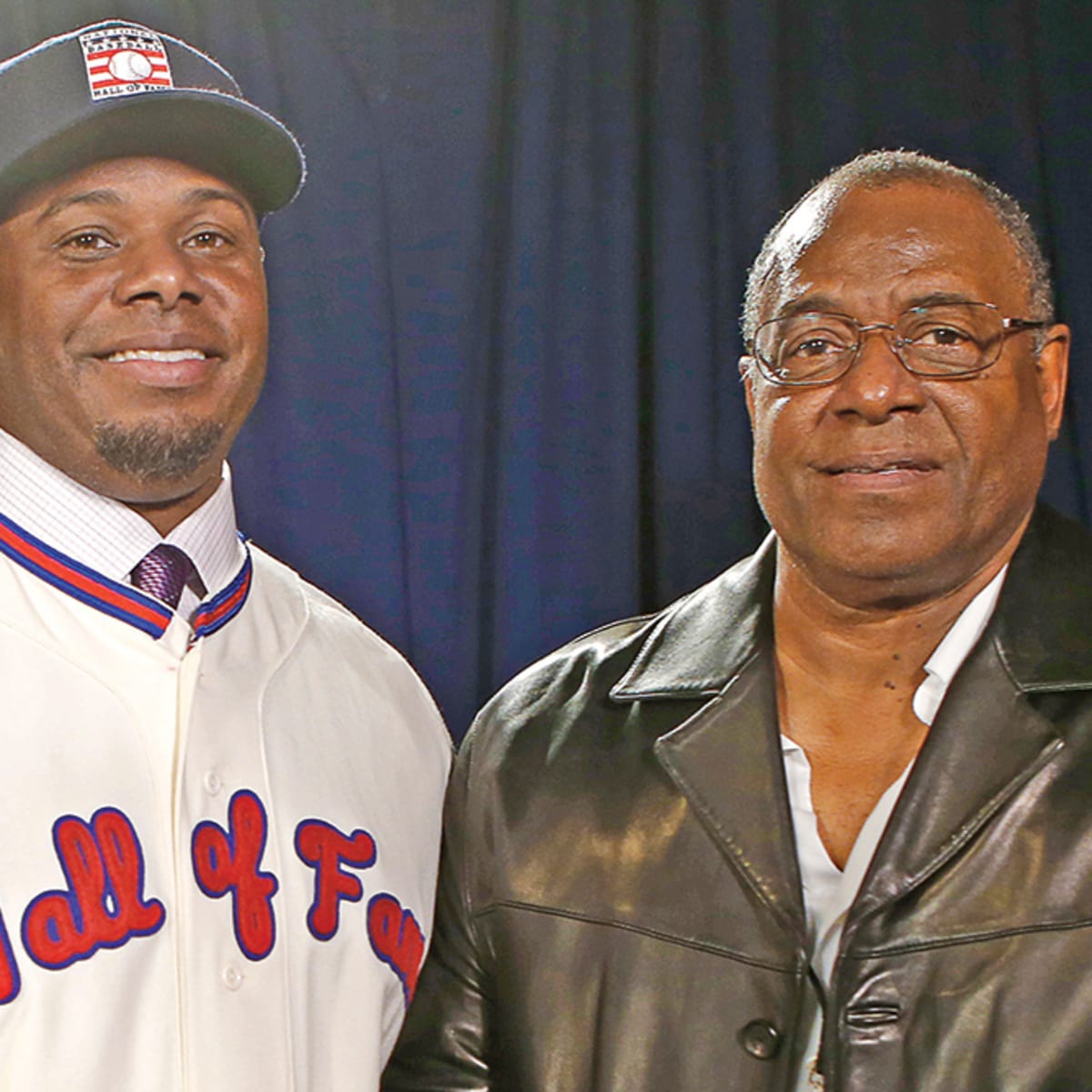 Ken Griffey Jr. dons backward cap during HOF speech