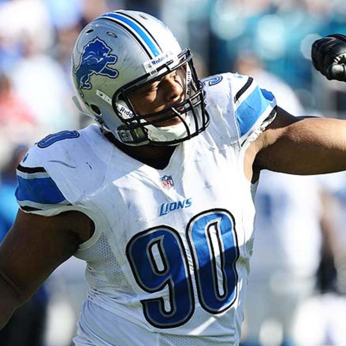 Detroit Lions defensive tackle Ndamukong Suh (90) rushes against