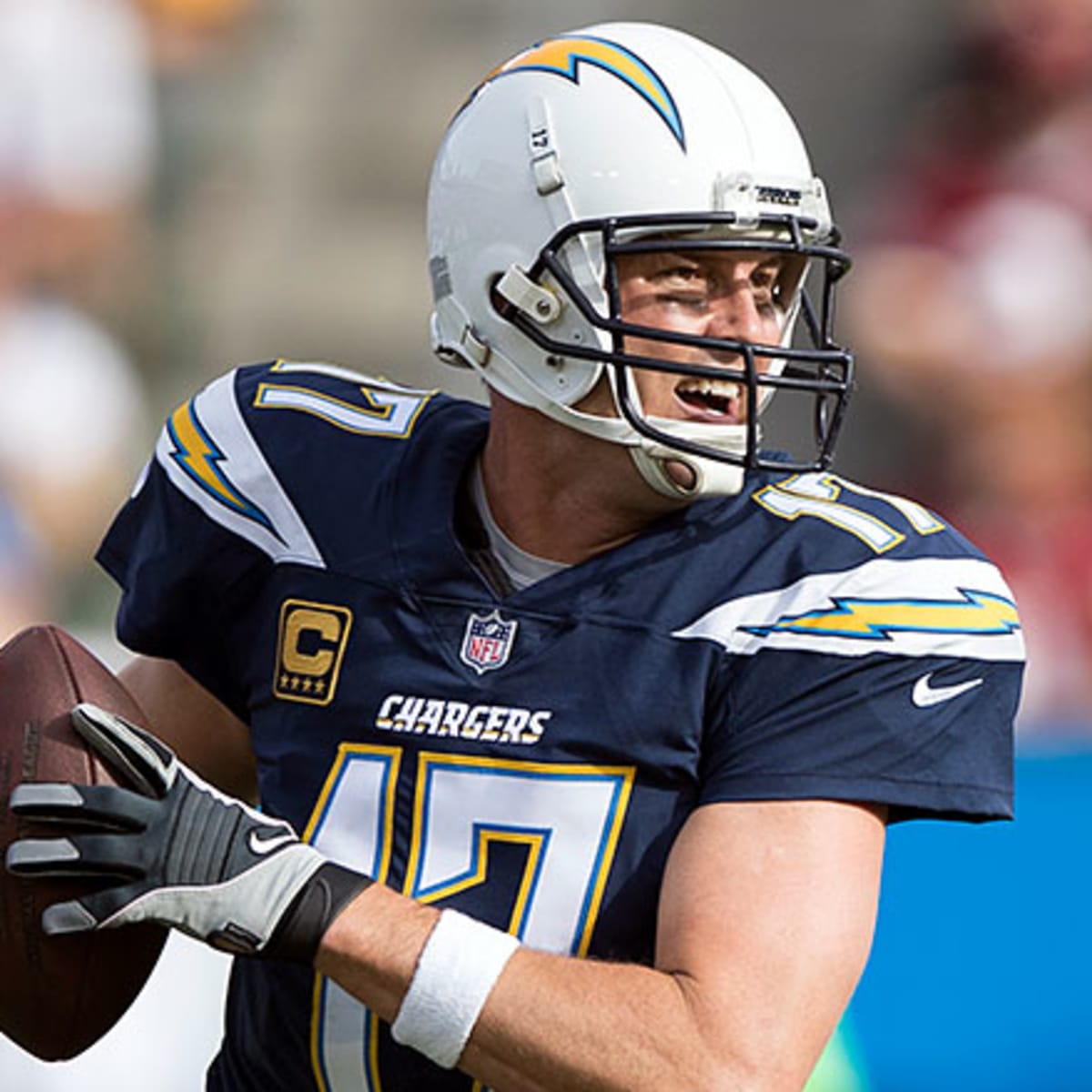 Chargers tight end Henry suffers knee injury in opener