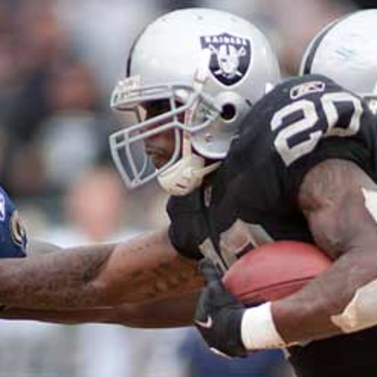 Photo: Raiders Darren McFadden runs against the Rams in Oakland