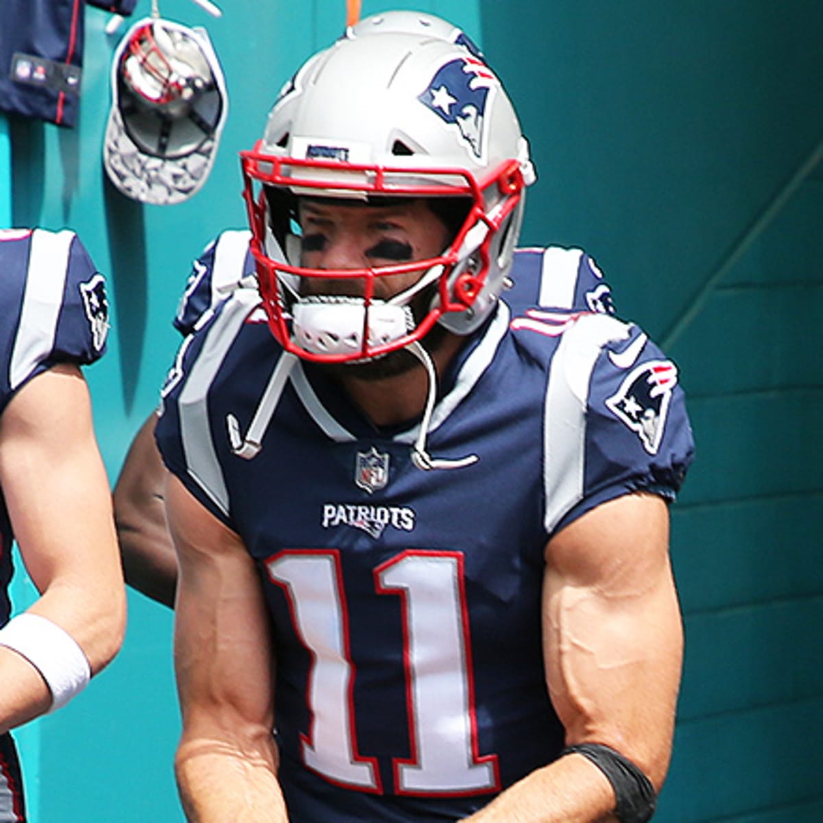 Julian Edelman limited in Patriots practice with knee injury