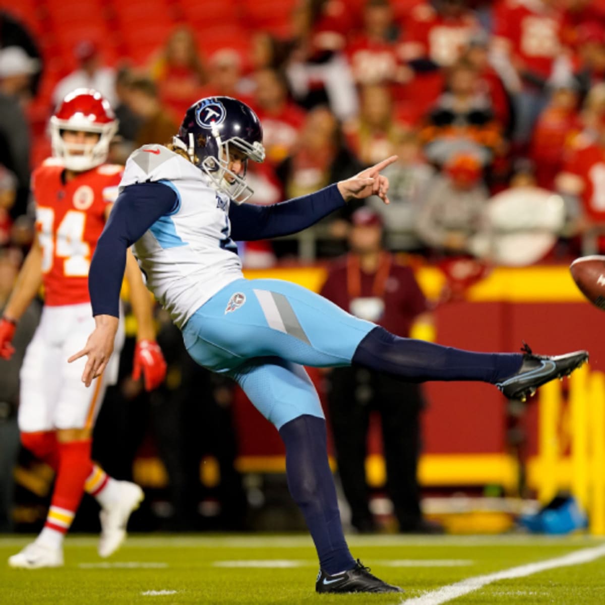 Tennessee Titans punter Ryan Stonehouse booms 51-yard punt on his way to  breaking 82-year-old NFL single season punting average record