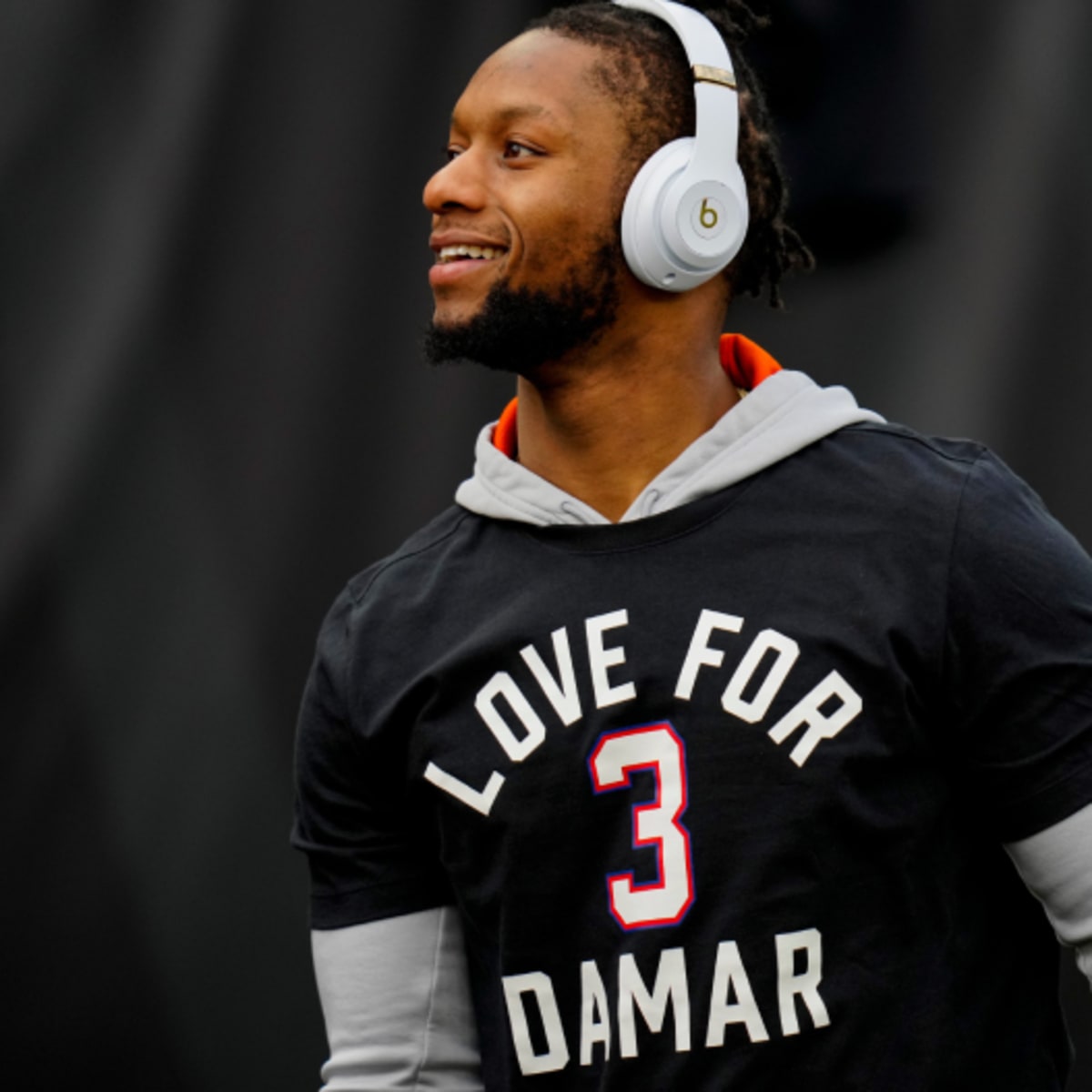 Bengals running back Joe Mixon pulled an actual coin out of his glove to  break out the “coin flip” celebration