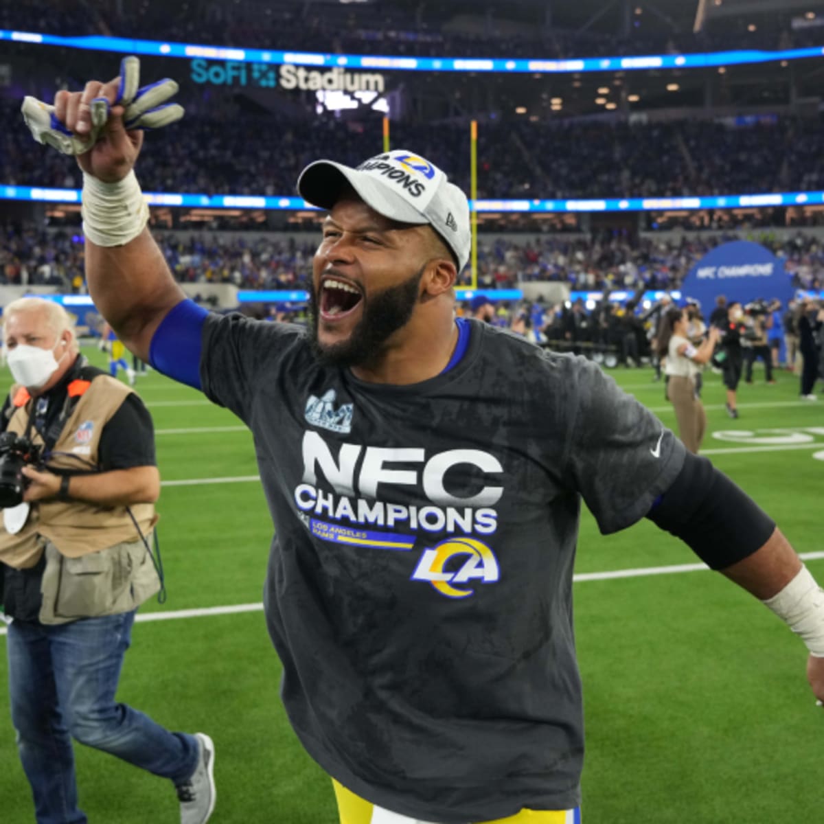 Aaron Donald scares Rams fans with Twitter retirement hint, but quickly  deletes bio change - Turf Show Times