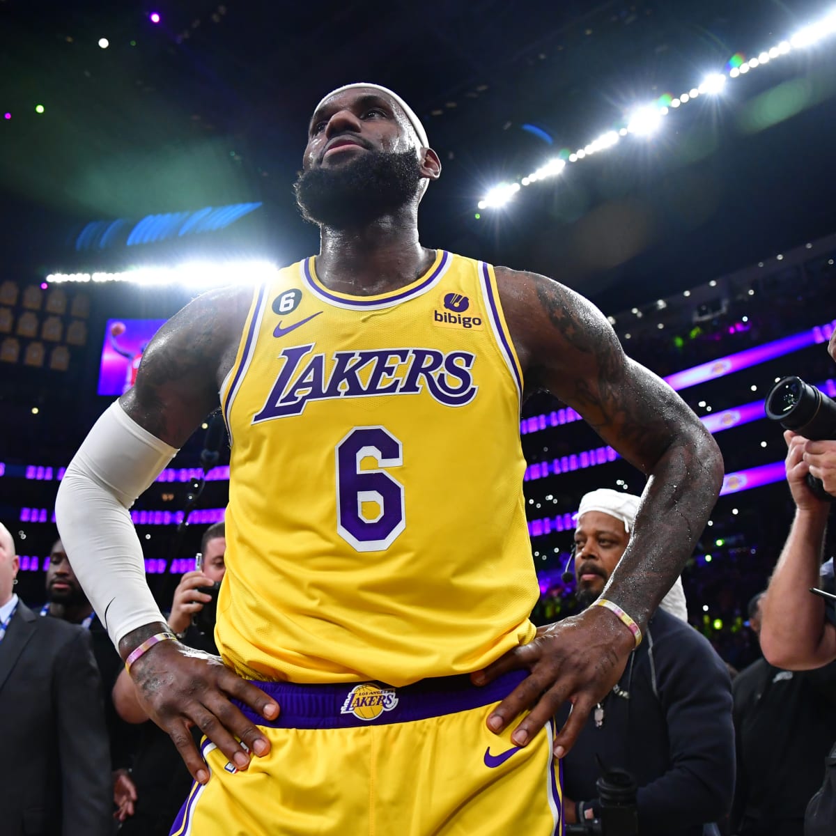 LeBron James refuses to greet Grizzlies after Lakers win by 40 points