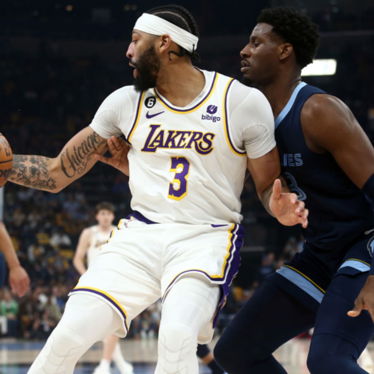 Lakers' Anthony Davis grateful thumb injury isn't serious