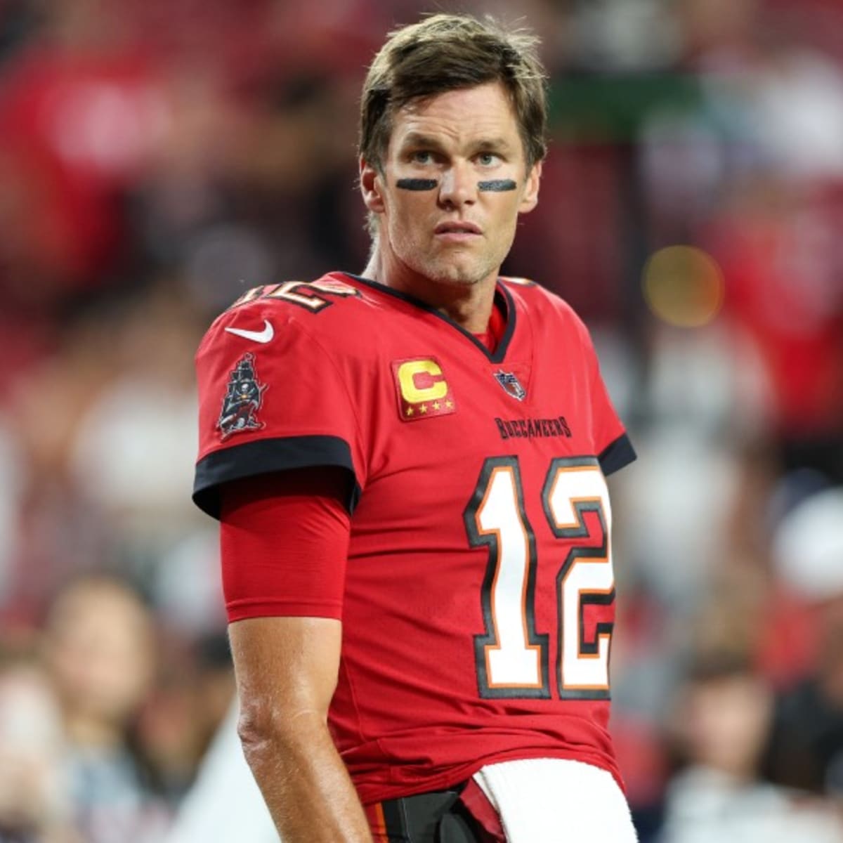 49ers linebacker Dre Greenlaw asks Tom Brady to autograph the ball