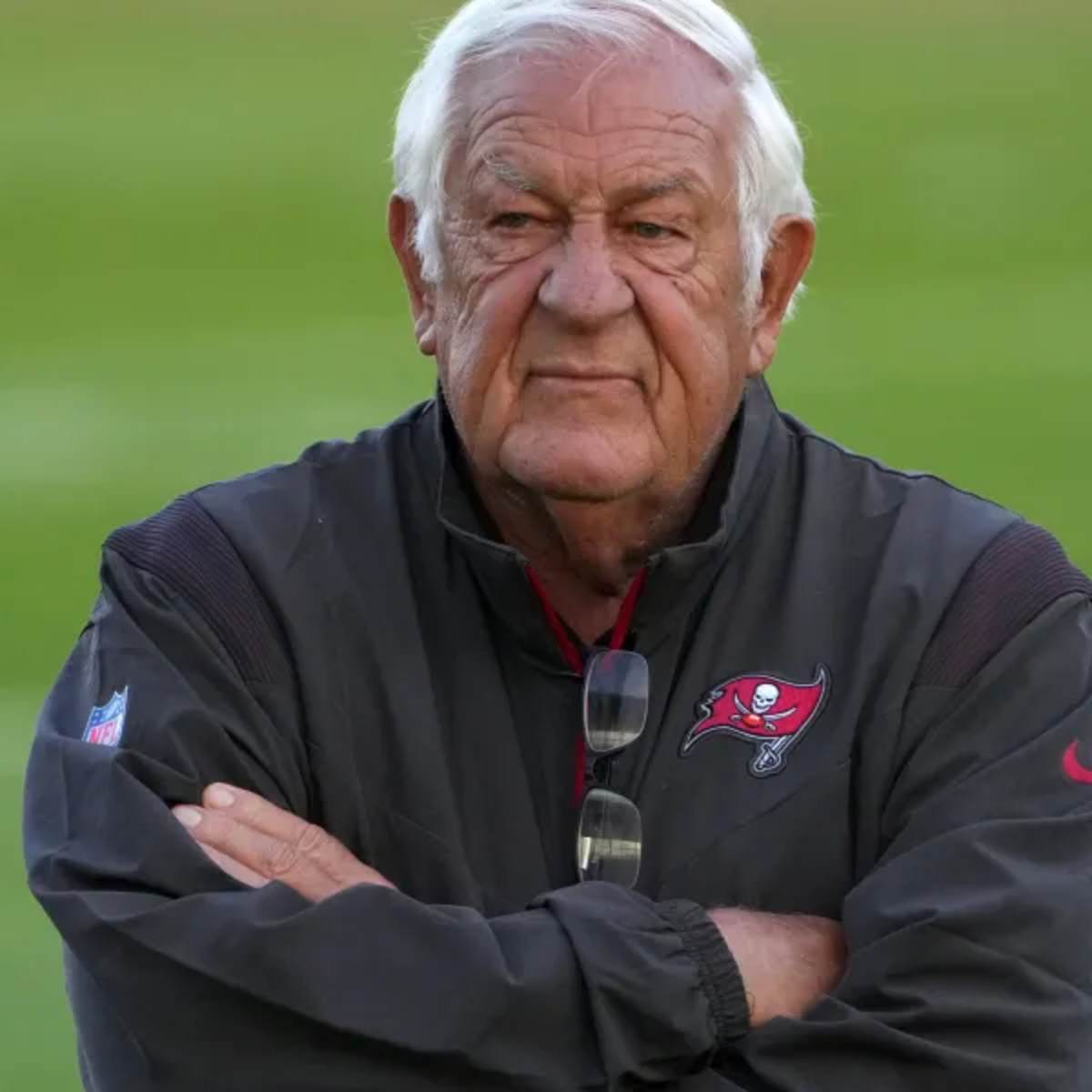 Tampa Bay Buccaneers Coach Tom Moore Releasing Book Covering Legendary  Career - Athlon Sports