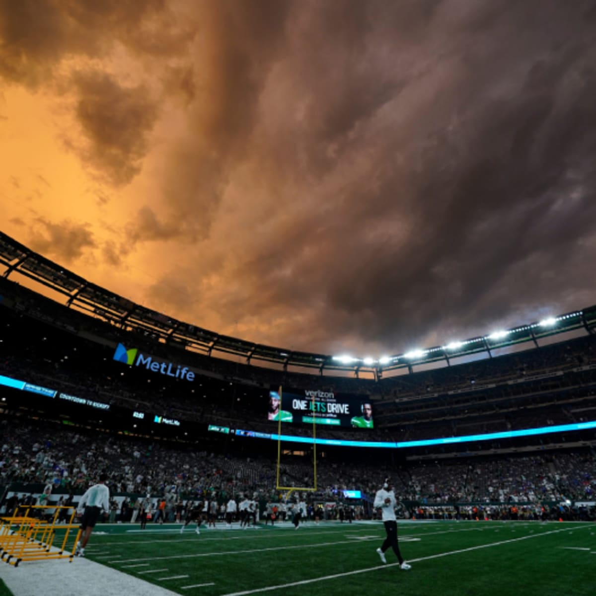 Sad Jets Fan Caught Flipping Off ESPN Camera Following Aaron Rodgers'  Injury 