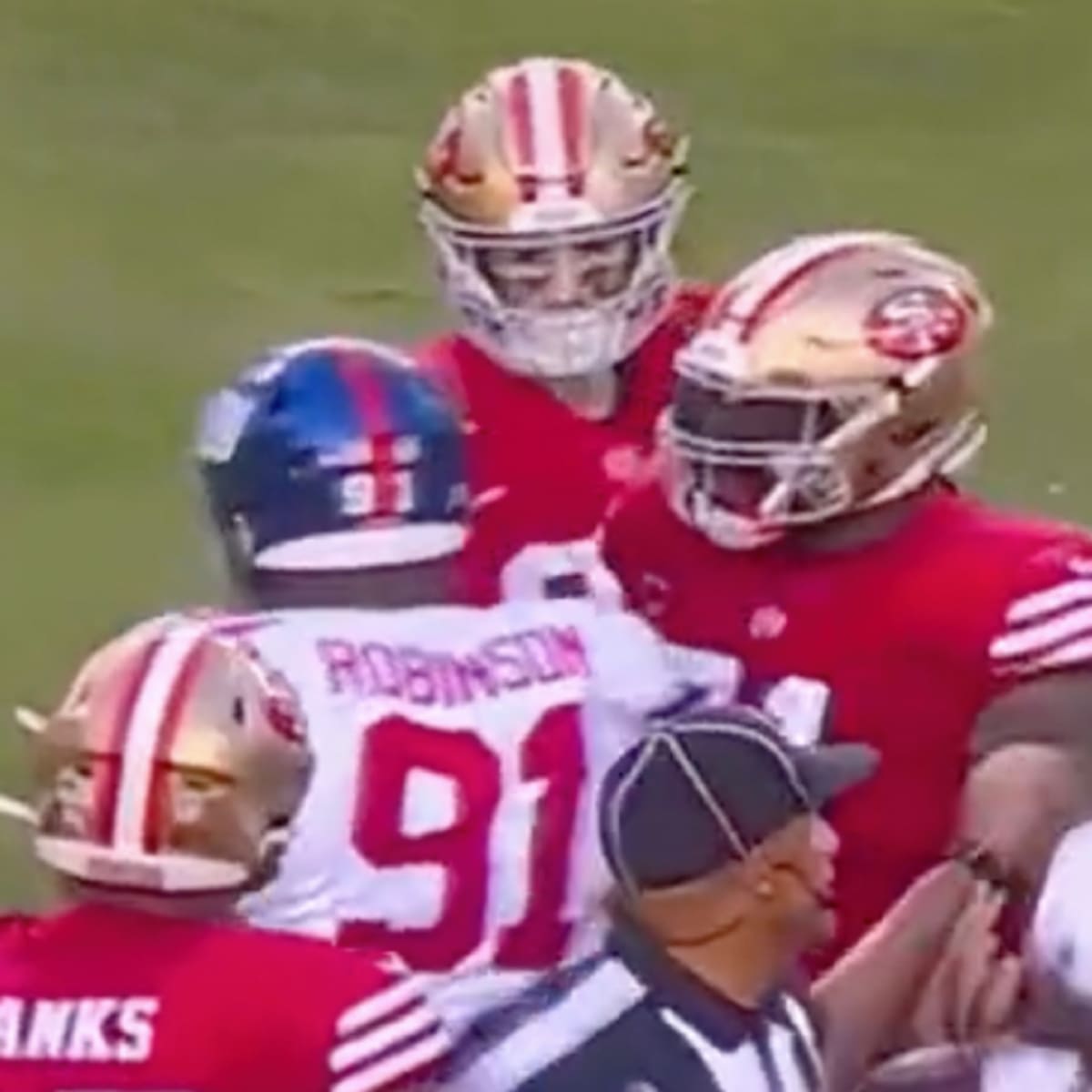 49ers' Trent Williams appears to throw punch on Giants defensive