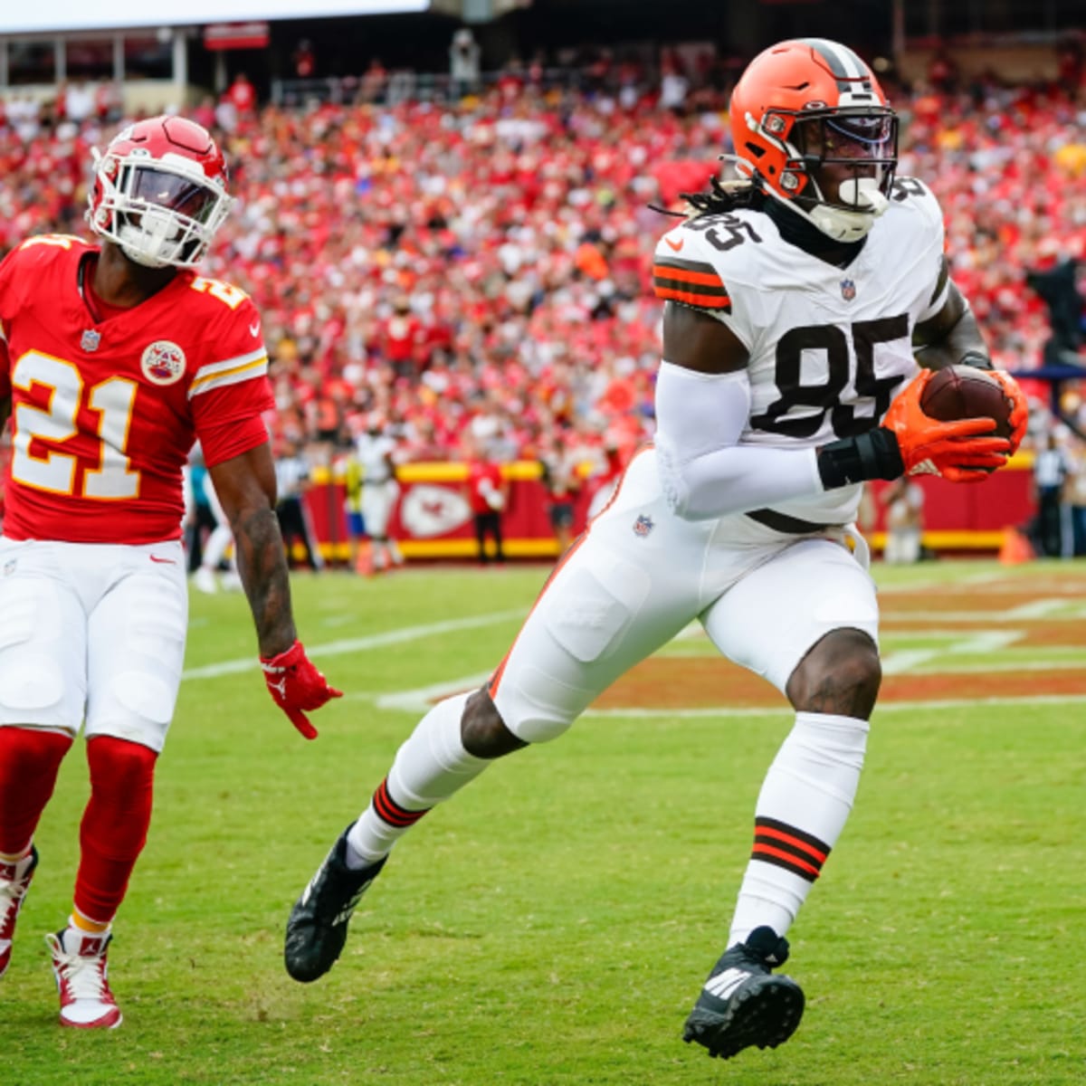 Cleveland Browns tight end David Njoku suffers burns to arm, face