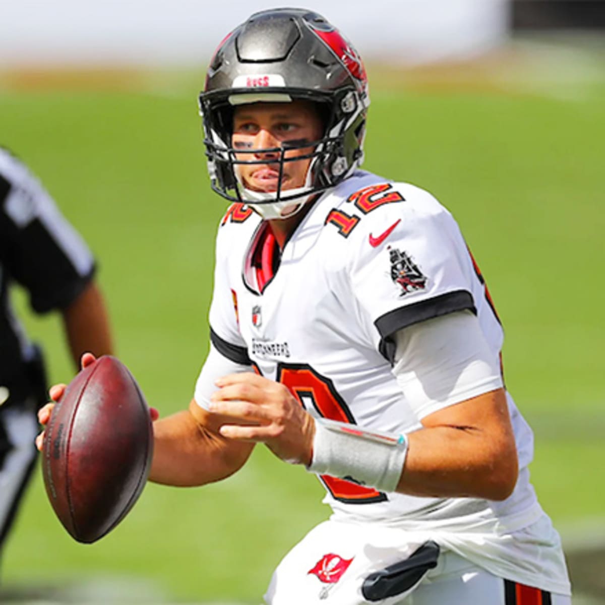 Nfl passing yards leader hot sale