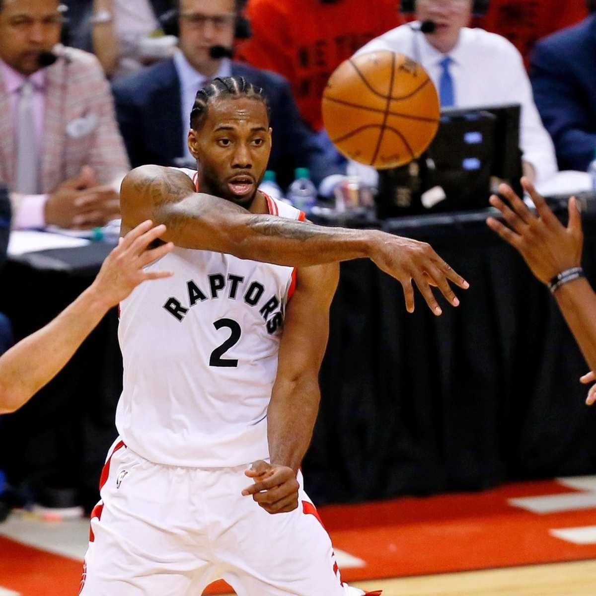 Kawhi Leonard comments on what it s like to have huge hands Athlon Sports