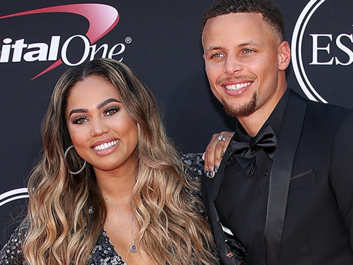 https://athlonsports.com/.image/ar_4:3%2Cc_fill%2Ccs_srgb%2Cfl_progressive%2Cq_auto:good%2Cw_1200/MTgyMDE4NjI4ODAxMzQwNTQ3/ayesha-and-steph-curry.jpg