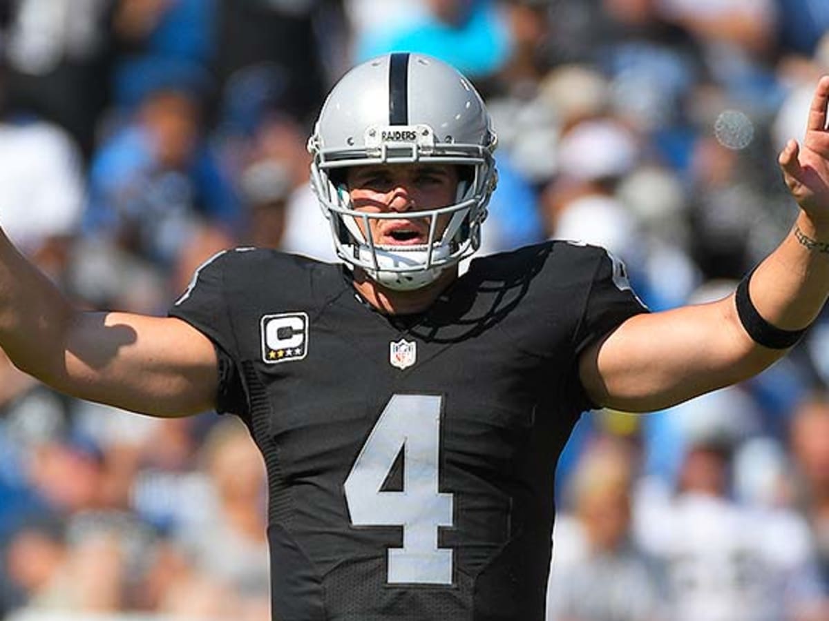 Derek Carr has golden touch for Raiders in any formation