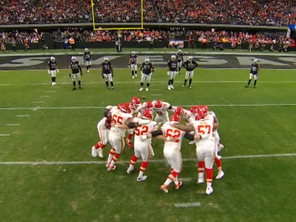 Chiefs' spinning huddle sets up trick play vs. Raiders