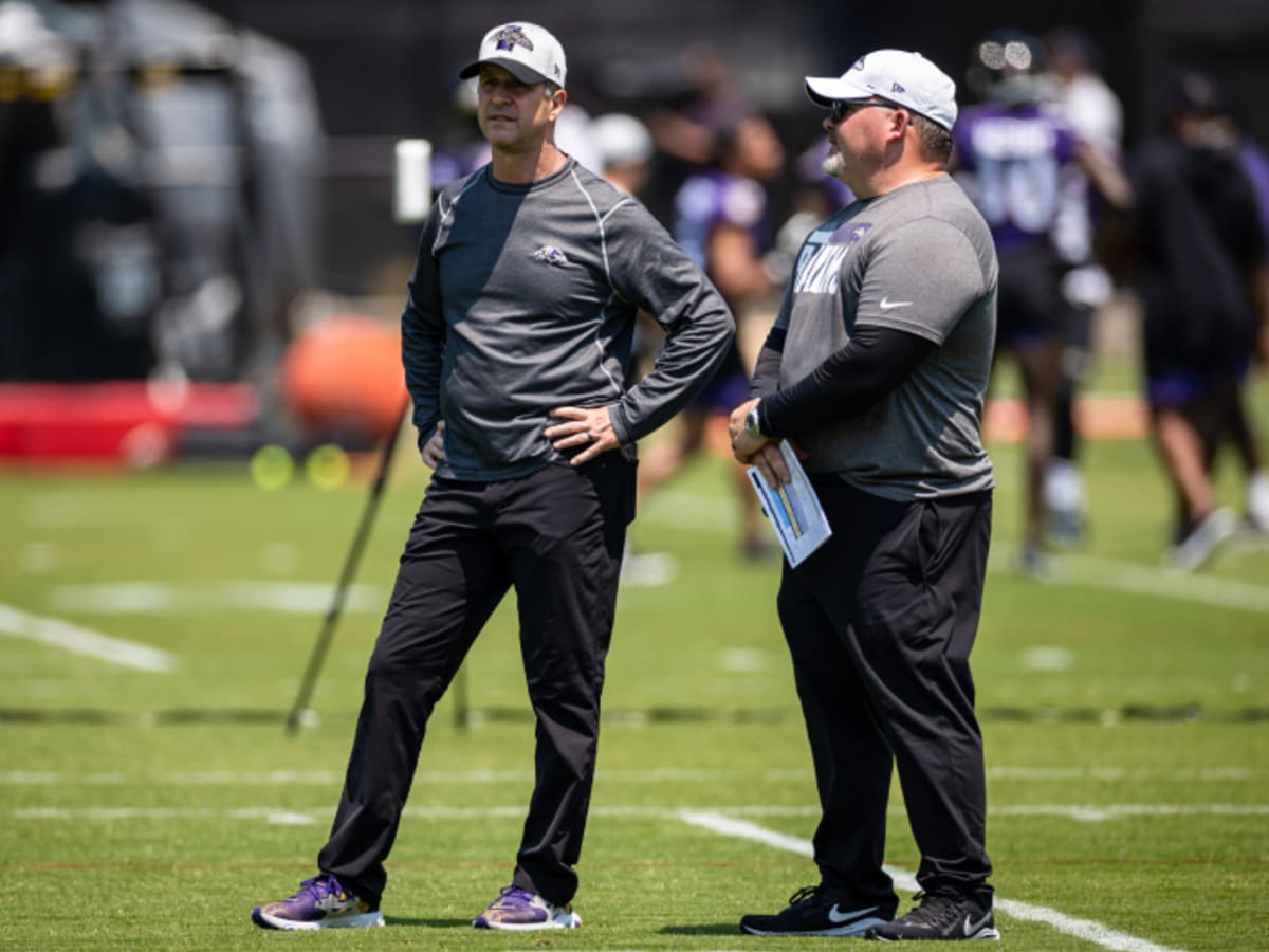 Baltimore Ravens offensive coordinator Greg Roman, center, talks