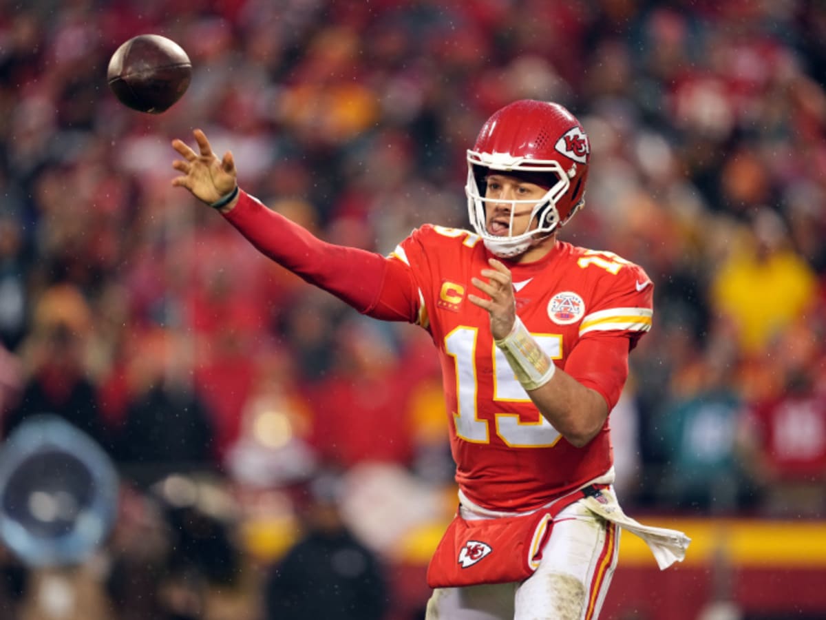 Patrick Mahomes signs the largest contract in the history of U.S.