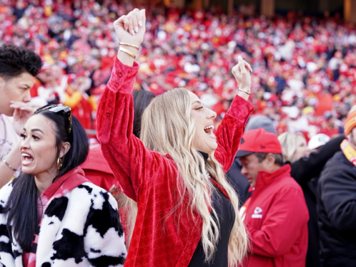 Taylor Swift Hung Out With Brittany Mahomes the Night Before the Kansas  City Chiefs Game