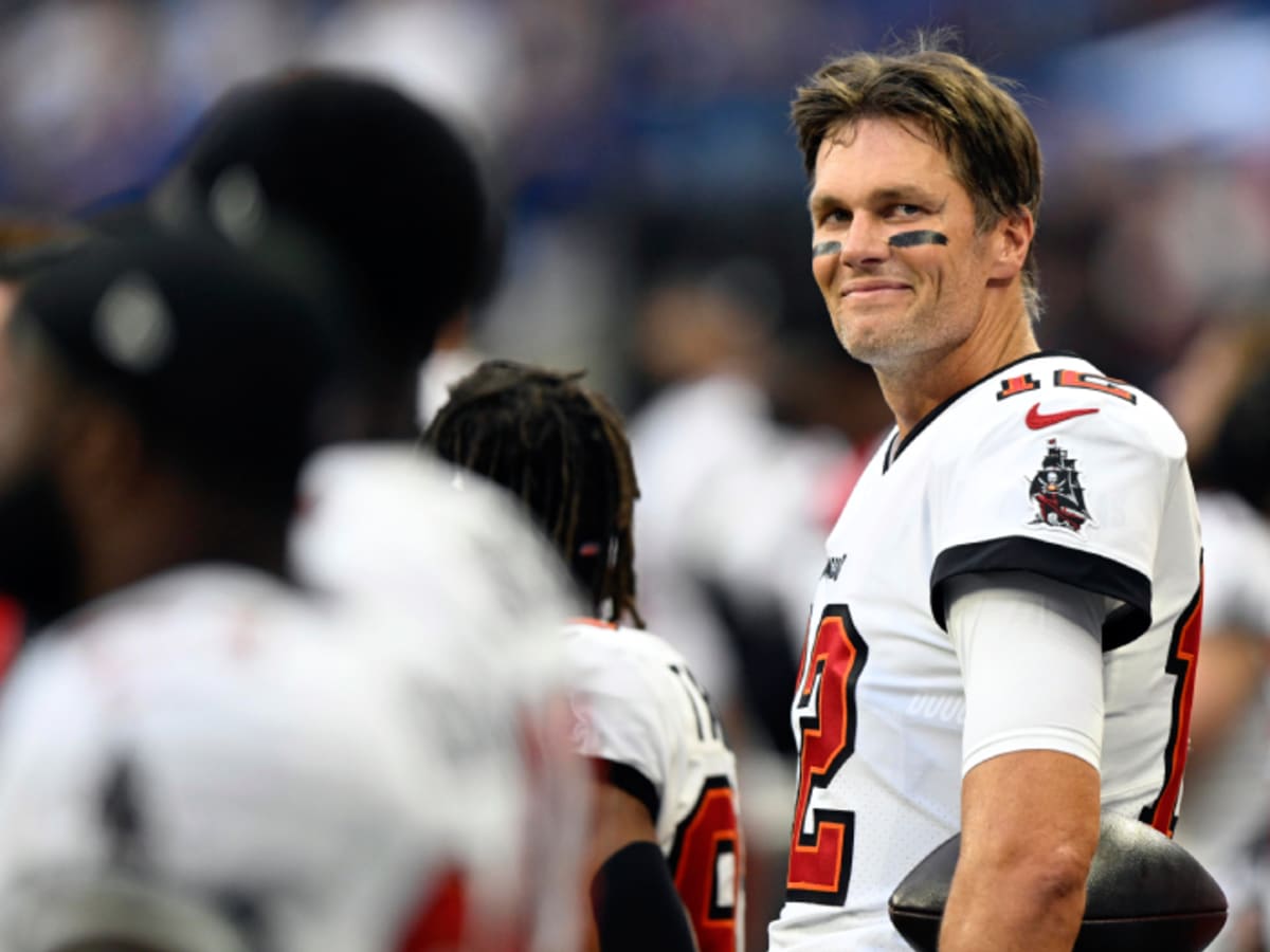 Tom Brady goes way back for pregame look