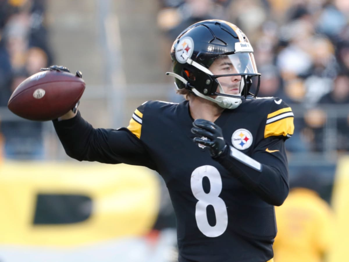 Quarterback Kenny Pickett (8) during Pittsburgh's football pro day