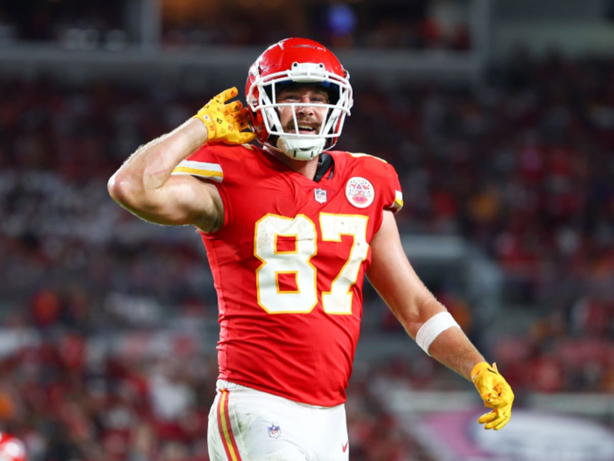 Chiefs TE Travis Kelce hyperextends knee in practice