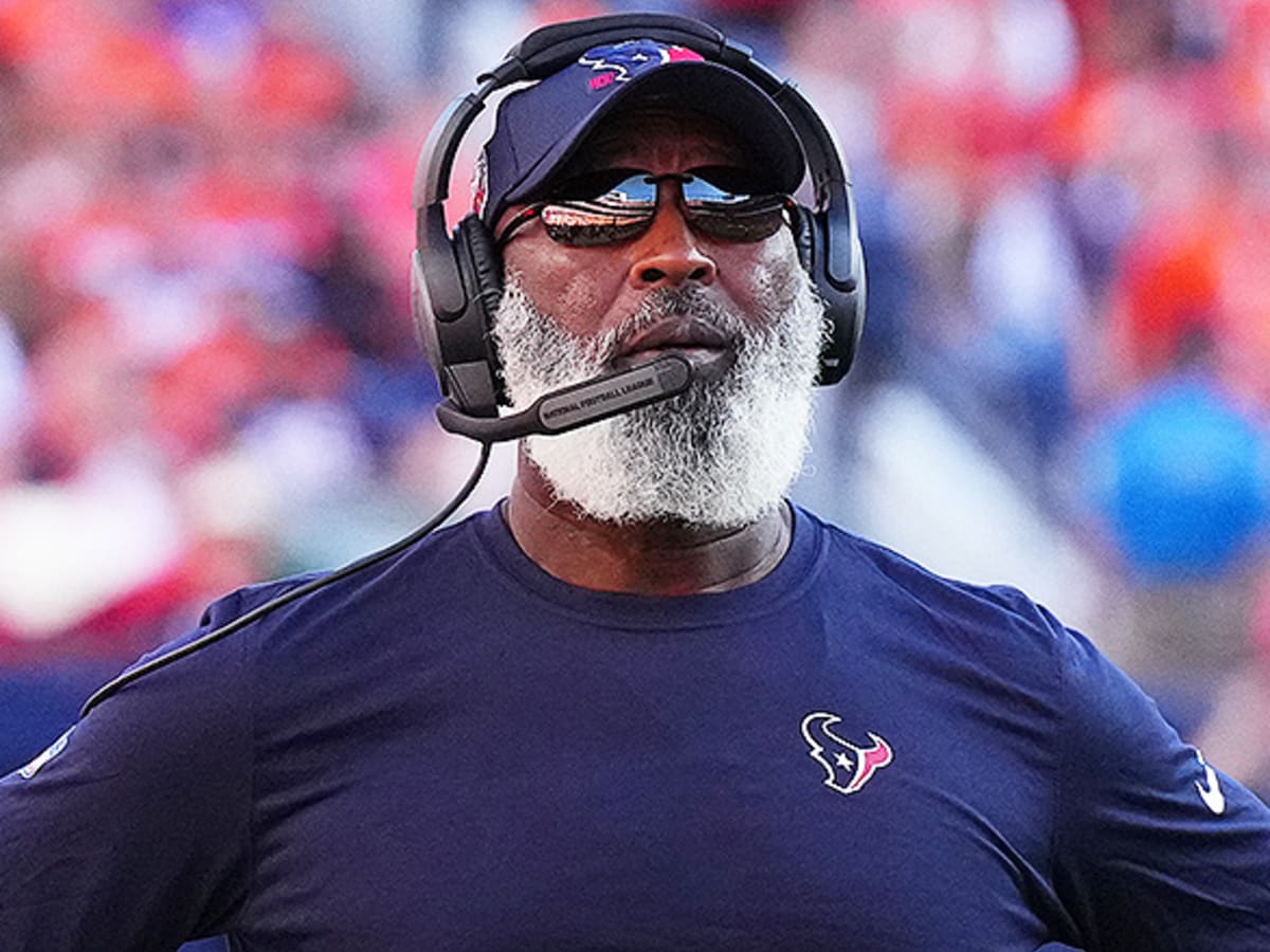 November 3, 2022: Houston Texans head coach Lovie Smith talks with