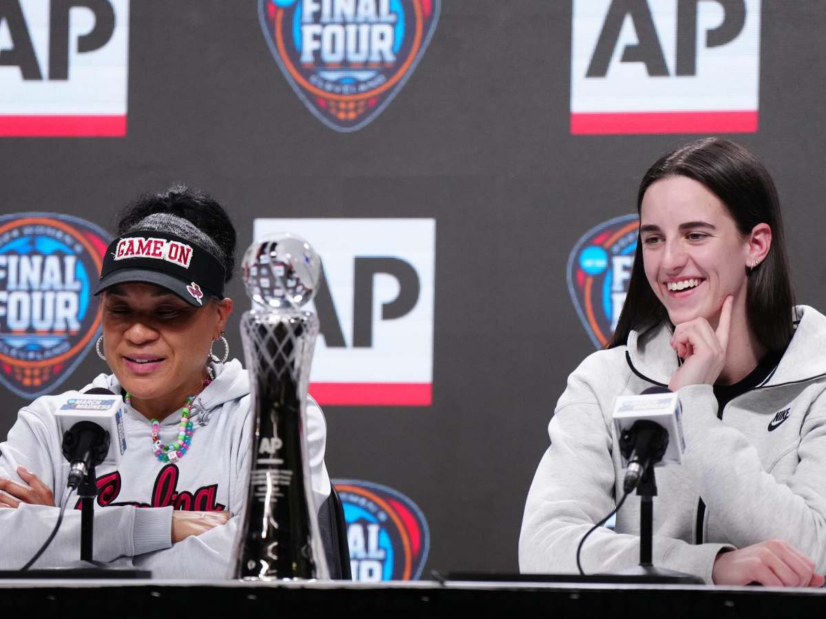 Caitlin Clark, Dawn Staley Being Praised For 'Classy' Postgame Messages To  Each Other - Athlon Sports | News, Expert Predictions, and Betting Previews