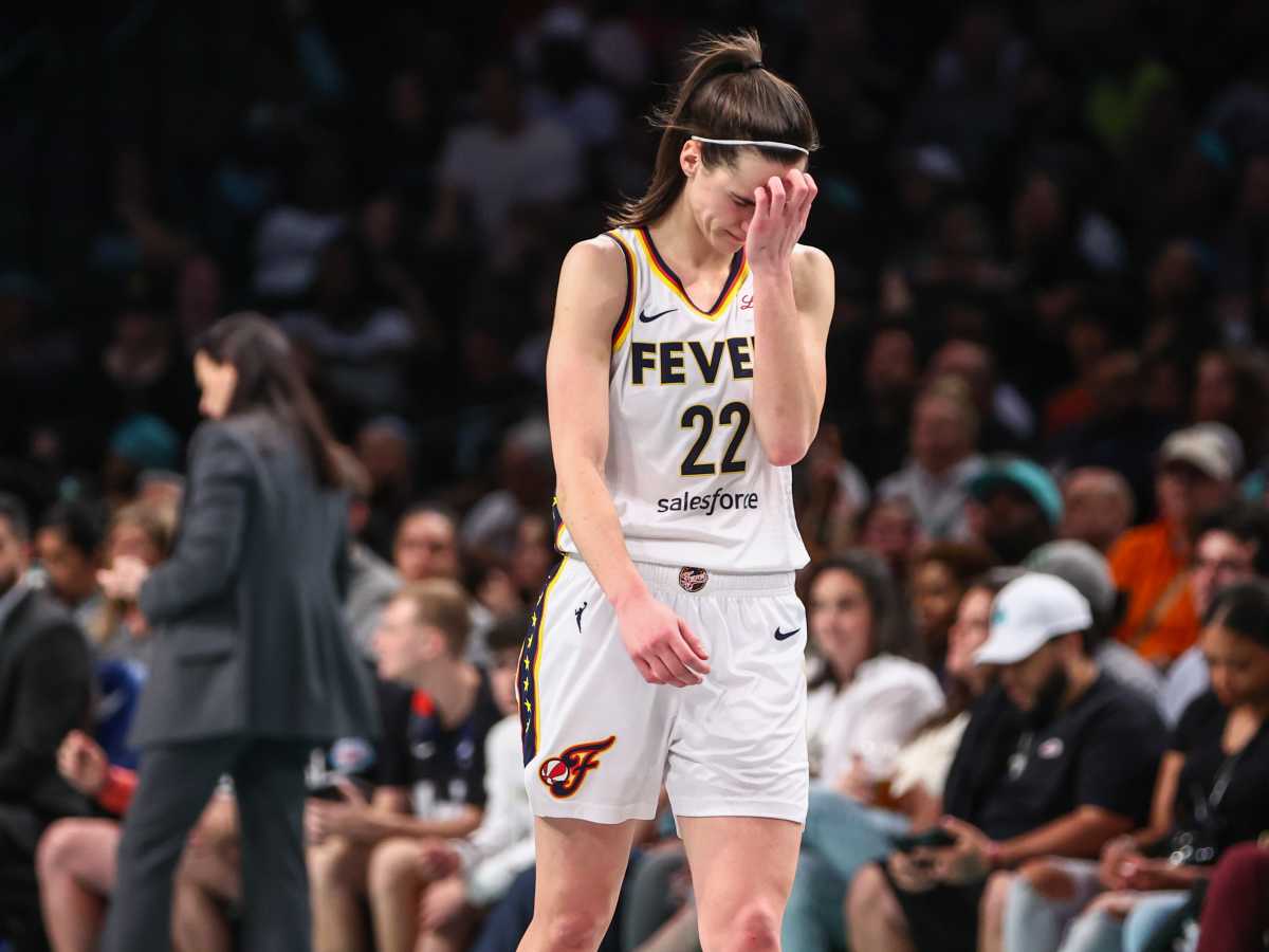A Caitlin Clark Mistake Is Trending For All The Wrong Reasons - Athlon  Sports