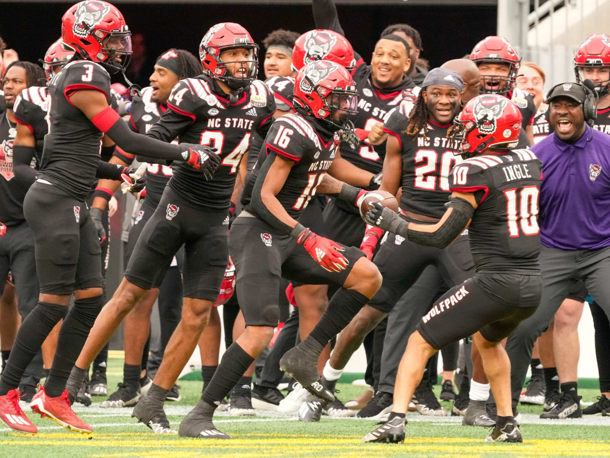 New unis  Louisville football, College football uniforms, Uconn football