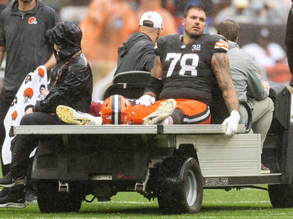 Browns' Odom, USFL star, suffers season-ending knee injury