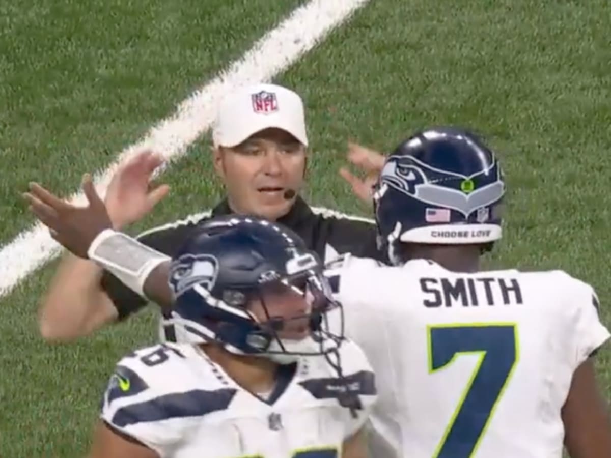 NFL ref hits Seahawks' Geno Smith with great line as QB protests penalty:  'I'm talking to America here'