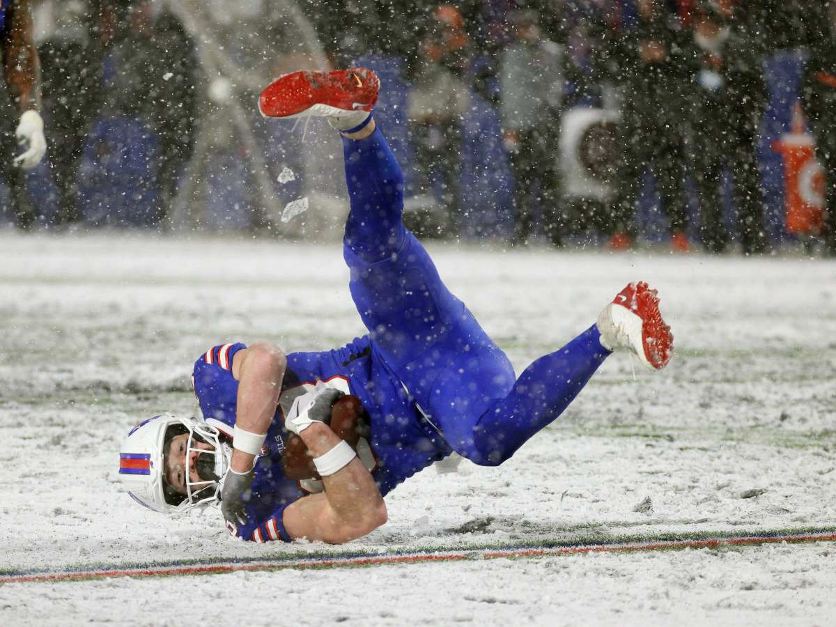 Bills TE's Wife Sends 3-Word Message Before Snowy 49ers Game - Athlon Sports