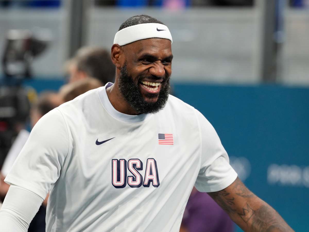 What is lebron james favorite football team discount