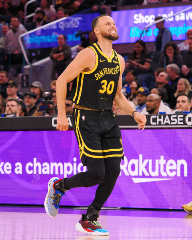 Golden State Warriors guard Stephen Curry (30) limps around the court after a play against the Chicago Bulls during the fourth quarter at Chase Center.