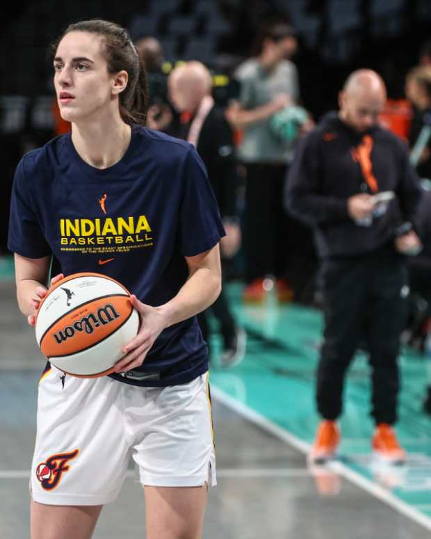 Indiana Fever guard Caitlin Clark (22) warms up prior to the game against the New York Liberty at Barclays Center. 